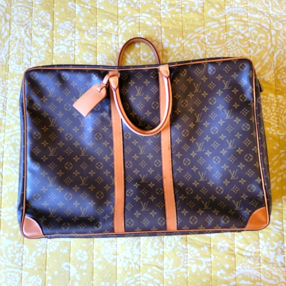 Large authentic Louis Vuitton travel bag w. lock + key